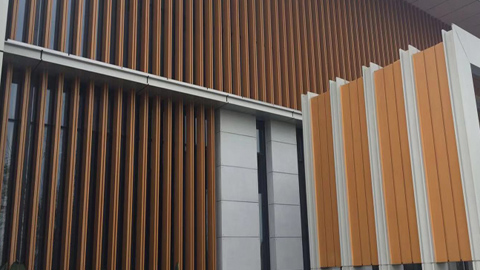 鋁單板廠家根據國家標準，鋁單板的厚度和尺寸有規定。